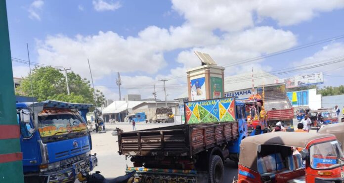 Dad careysan oo xirtay waddada Xoosh ee degmada Dharkeenley.