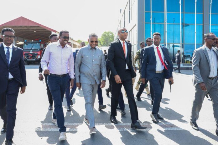 Agaasimaha hay'adda sirdoonka, Mahad Salaad iyo Ra'isul Wasaare Xamsa Cabdi Barre.