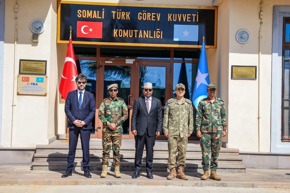 Safiirka Turkey ee Muqdisho Alper Aktaş iyo mas'uuliyiinta Wasaradda Gaashaandhigga Soomaaliya.