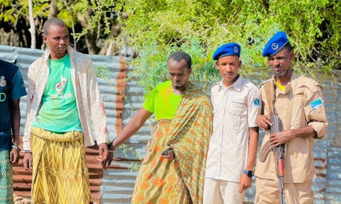 Ciidanka Booliska Afmadow oo qabtay rag ku lug lahaa ugaarsiga sharci-darrada ah