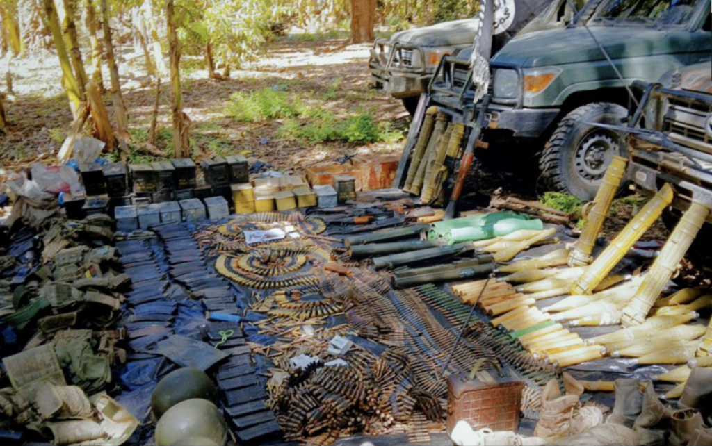 Shabaabka waxay sheegeen in hub tiro badan, gaadiid iyo qalab drone ay ku qabsadeen weerarka Warsheekh