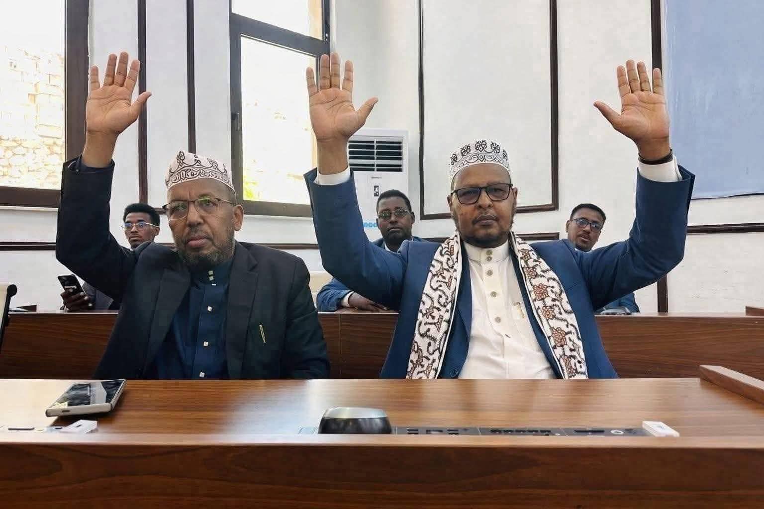 Waxaa jira eedeymo ah in dad aan xildhibaano ahayn ay kulanka joogeen, kana codeeyeen sida ay muujinayaan sawirro laga soo qaaday Baarlamaanka.