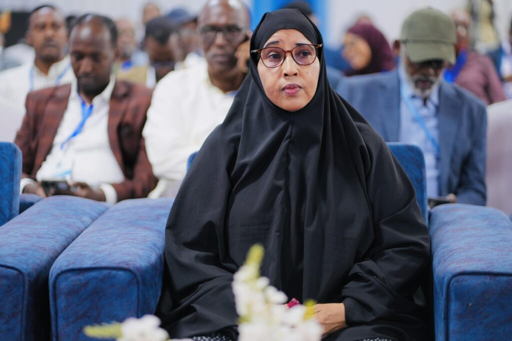 Xildhibaanada cusub oo maanta oo Sabti ah [28 Maarso 2026] la dhaariyay ayaa durba doortay Guddoomiyaha Baarlamaanka Dr Cali Saciid Fiqi iyo ku xigeenkiisa Shamsa Maxamed Yarow, halka Madaxweynaha KGS loo doortay Cabdicasiis Xasan Maxamed Laftagareen oo heley 66 cod.