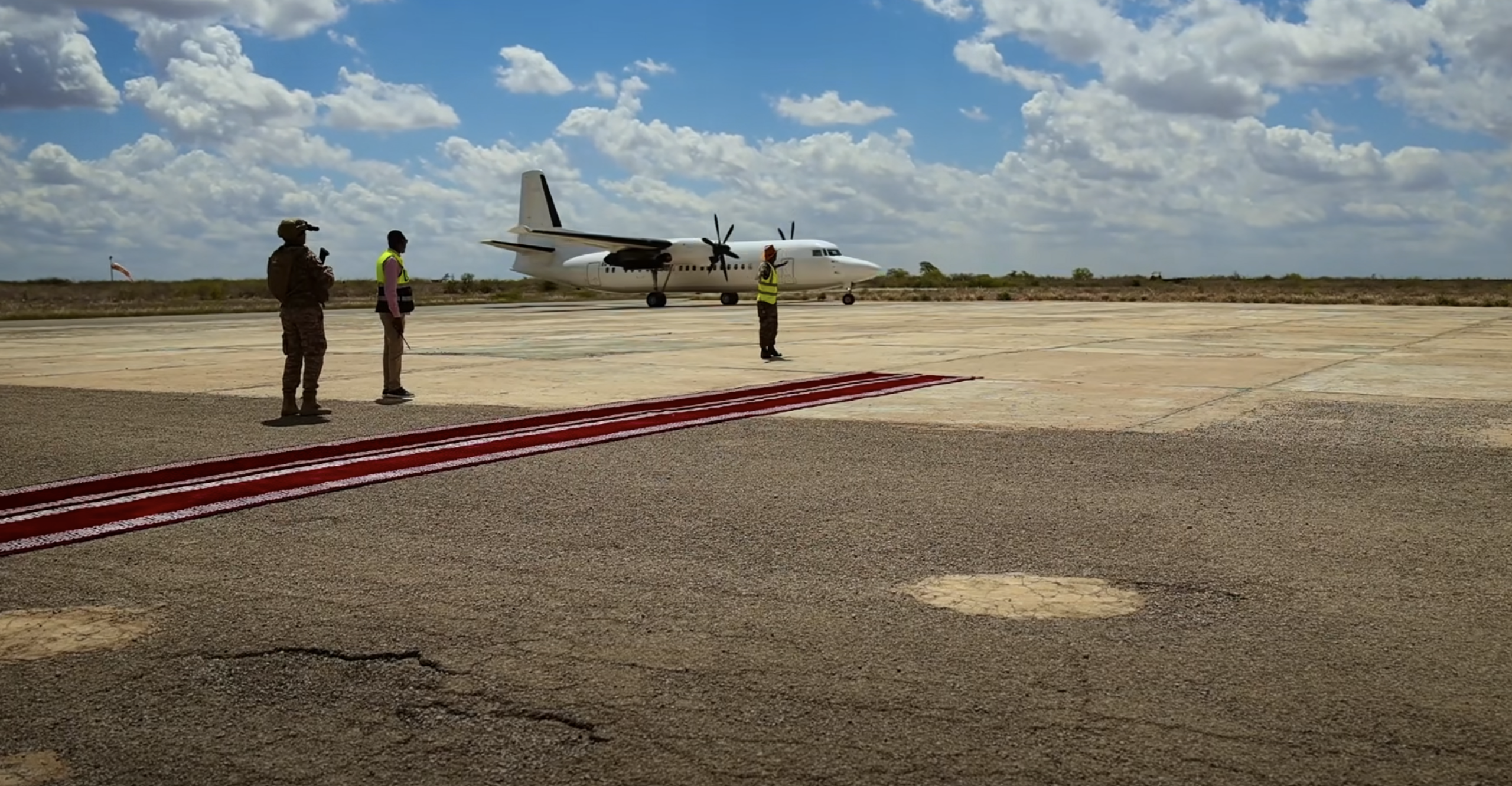 Mid ka mid ah hoobiyaasha ayaa ku dhacay xagga dambe ee diyaaradda madaxweyne Xasan Sheekh keentay, waxayna ay sababtay in labada duuliye ee saarnaa diyaaradda loola cararo dhanka towerka laga hago diyaaradaha oo dhagax shub ah ka sameysan, sida uu sheegay mid ka mid ah hawl wadeennada garoonka oo la hadlay Kaab TV. Mid ka mid ah hoobiyaasha ayaa ku dhacay xagga dambe ee diyaaradda madaxweyne Xasan Sheekh keentay, waxayna ay sababtay in labada duuliye ee saarnaa diyaaradda loola cararo dhanka towerka laga hago diyaaradaha oo dhagax shub ah ka sameysan, sida uu sheegay mid ka mid ah hawl wadeennada garoonka oo la hadlay Kaab TV.
