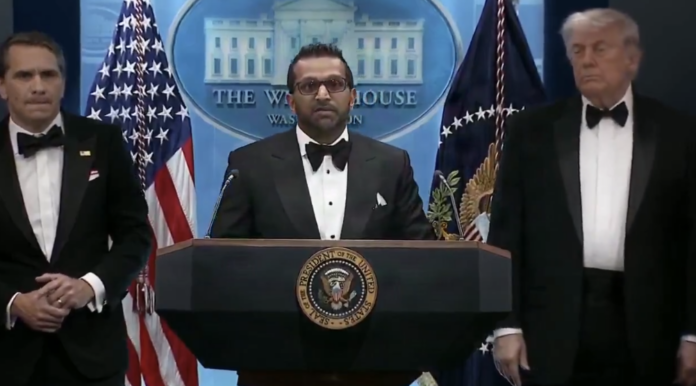 Donald Trump ayaa kasoo muuqday shir jaraa'id isaga iyo Agaasimaha FBI, Kash Patel waxyar ka bacdi weerarka.