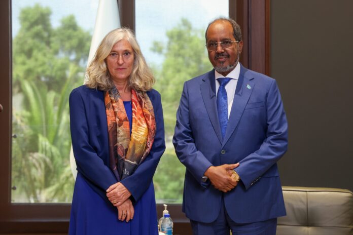 Madaxweynihii hore ee Soomaaliya oo xafiiskiisa Villa Somalia ku qaabilay Danjiraha Midowga Yurub u qaabilsan Soomaaliya