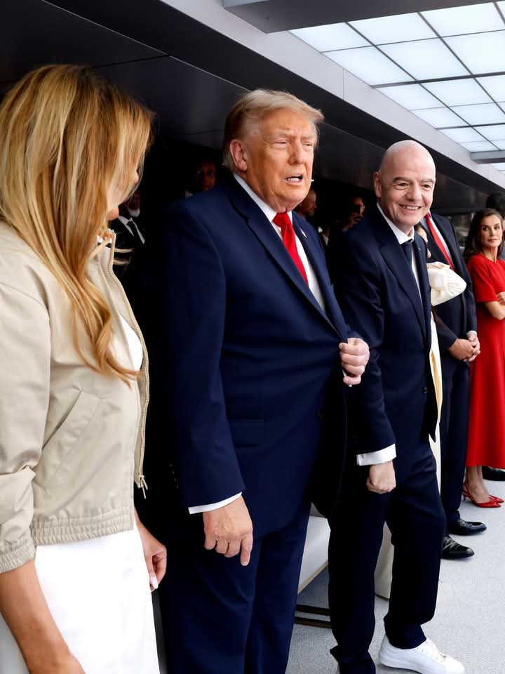 Madaxweyne Trump, Xaaskiisa Melania iyo Guddoomiyaha FIFA, Infantino. Madaxweyne Trump, Xaaskiisa Melania iyo Guddoomiyaha FIFA, Infantino.