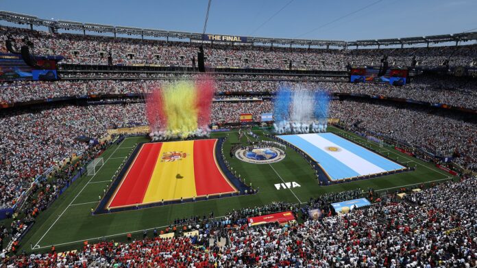 Taageerayaal kumannaan ah ayaa safaf dhaadheer galay bannaanka garoonka New York-New Jersey Stadium ka hor ciyaarta finalka Koobka Adduunka 2026,