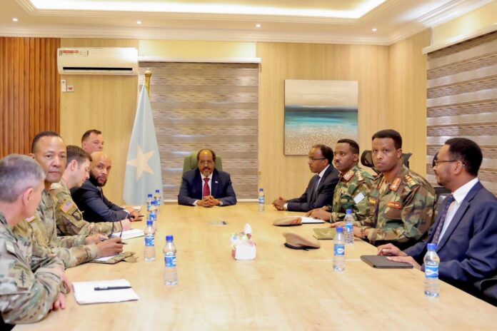 Xasan Sheekh Maxamuud iyo SaraakiishA Ciidamada Dowlada Soomaaliya oo la kulmay Taliyaha Ciidamada Mareykanka ee Qaaradda Afrika