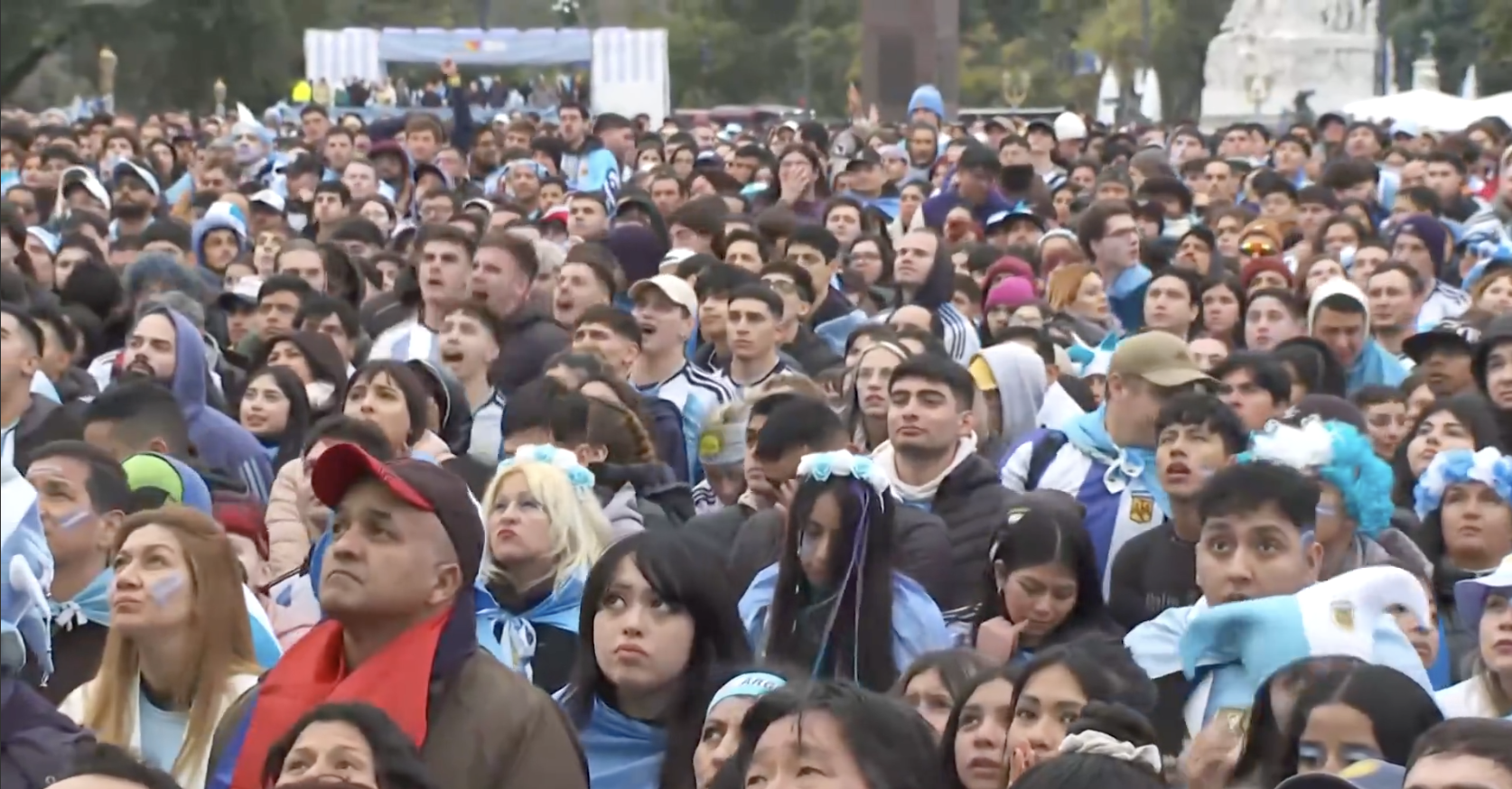 Taageerayaasha Argentine oo waddooyinka caasimada Buenos Aires Aires ku daawanaya ciyaarta caawa. Taageerayaasha Argentine oo waddooyinka caasimada Buenos Aires Aires ku daawanaya ciyaarta caawa.