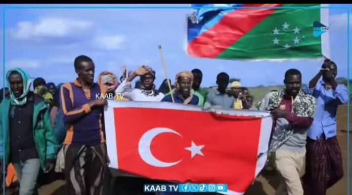 Dad careysan oo calanka Turkey ku gubay gobolka Baay