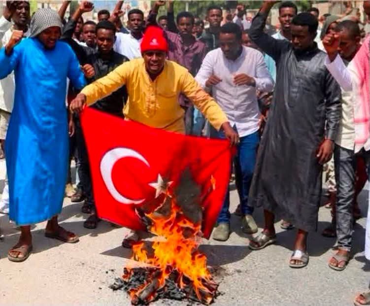 Mudaagaraadyo ka dhan ah Turkey oo ka dhacay deegaanada Jubaland. Mudaagaraadyo ka dhan ah Turkey oo ka dhacay deegaanada Jubaland.