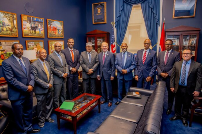 Cirro oo Capitol Hill kula kulmay xubno ka tirsan Congress-ka Maraykanka+Sawirro