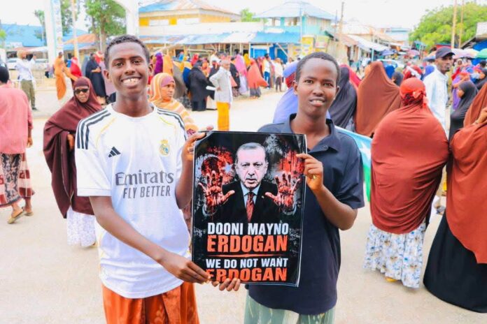 Bannaanbax looga soo horjeedo Turkiga oo ka dhacay Kismaayo+Sawirro