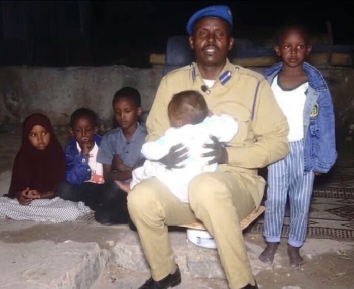 Korneyl Cumar iyo Carruurtiisa oo ku hoyanaya barxaddii gurigooda laga dumiyay