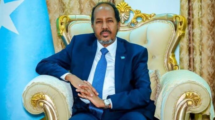 Xasan Sheekh oo Masar u socda, iyadoo xiisadaha Geeska Afrika ay sii kordhayaan