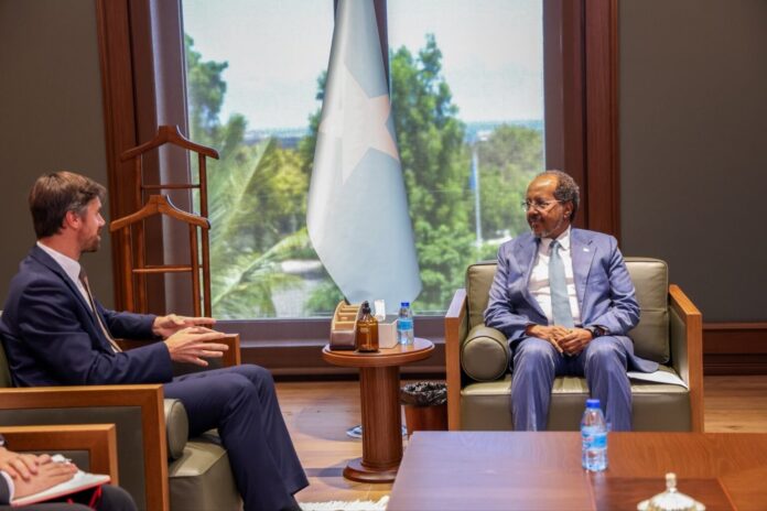 Xasan Sheekh iyo Safiirka Ingiriiska oo ka wada hadlay amniga iyo xaaladda siyaasadeed ee Soomaaliya