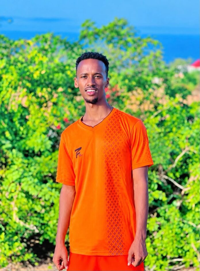 Wararka laga helayo degmada Kaaraan ee gobolka Banaadir ayaa sheegaya in habeenkii xalay uu ka dhacay xaafadda Buulo xaaji dhacdo amni oo sababtay dhimashada ugu yaraan saddex qof iyo dhaawaca dad kale, sida ay sheegeen dadka deegaanka. Dadka deegaanka oo la hadlay warbaahinta ayaa sheegay in ciidamo ka tirsan saldhigga booliska degmada Kaaraan ay xalay gudaha u galeen xaafadda Buulo xaaji, iyadoo dhacdada la xiriirinayo muran ka dhashay dhul. Mid ka mid ah dadka lagu sheegay inuu ku dhintay dhacdadan ayaa ahaa Mahad Cali Aarka, oo ahaa wiil dhalinyaro ah oo, sida ay sheegeen dadka yaqaannay, lahaa rajooyin iyo qorshayaal la xiriiray noloshiisa iyo mustaqbalkiisa. Wararka deegaanka laga helayo ayaa sheegaya in Mahad lagu toogtay xaafadda Xaawo Casir, gaar ahaan agagaarka MCH-ka Kaaraan, kaddibna uu u geeriyooday dhaawacyadii soo gaaray. Meydka Marxuum Mahad ayaa, sida ay sheegeen ilo deegaanka ah, la geeyay xarunta CID-da ee degmada, halkaas oo uu muddo yaallay iyadoo aan weli la helin faahfaahin rasmi ah oo ku saabsan cidda dishay iyo sida uu dhacdadu u dhacay. Qoyska, ehelka iyo dadka ay isku deegaanka yihiin ayaa hadda wajahaya murugo iyo su'aalo badan oo ku saabsan sababta keentay dhimashada wiilkan dhalinyarada ahaa. Dadka deegaanka ayaa sheegay in dhacdada ay salka ku hayso muran dhuleed, iyagoo ku eedeeyay ciidamada amniga inay faragelin ku sameeyeen arrin la xiriirta dhul ku yaalla deegaanka. Muranada dhulka ayaa muddooyinkii u dambeeyay caqabad ku ahaa qaybo ka mid ah Muqdisho, waxaana mararka qaar muranada noocan ah ay sababi karaan isku dhacyo u dhexeeya dhinacyo kala duwan. Marka laga soo tago Mahad Cali Aarka, dadka deegaanka ayaa sheegay in laba qof oo kale ay ku dhinteen dhacdada. Wararka hordhaca ah ayaa sidoo kale sheegaya in dad kale ay dhaawacyo soo gaareen, hase yeeshee tirada saxda ah ee dhaawacyada iyo xaaladdooda caafimaad weli si rasmi ah looma xaqiijin. Mahad Cali Aarka waxaa dadka deegaanka ku tilmaameen wiil dhalinyaro ah oo lahaa rajooyin badan oo ku aaddan mustaqbalkiisa. Geeridiisa ayaa si gaar ah u taabatay ehelkiisa iyo bulshada uu ka tirsanaa, iyadoo dadka deegaanka ay dalbanayaan in si dhab ah loo baaro duruufihii keenay dhimashadiisa. Dilka qof dhalinyaro ah, gaar ahaan xilli ay qoys iyo bulsho ka filayeen inuu mustaqbal wanaagsan yeesho, wuxuu reebayaa dhaawac aan ku koobnayn qoyska oo keliya, balse saameyn ku yeelan kara bulshada deegaanka oo dhan. Xiisad ka dhalatay muran dhuleed oo ka taagan degmada Kaaraan ee gobolka Banaadir
